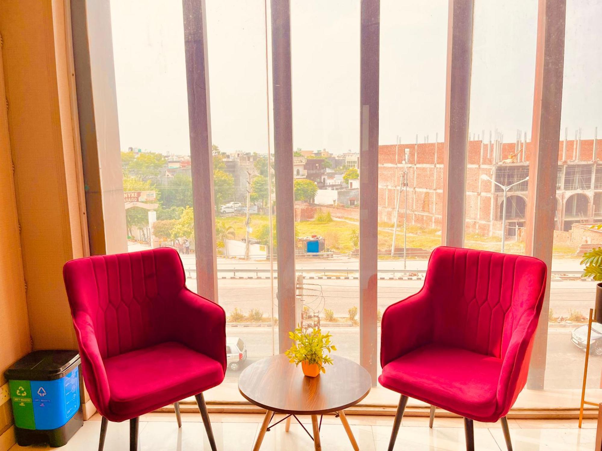 Hotel The Pearl Grand - Top Rated ! Most Awarded ! Parking ! Lift ! Luxury Rooms ! Best Selling Zirakpur Exterior foto